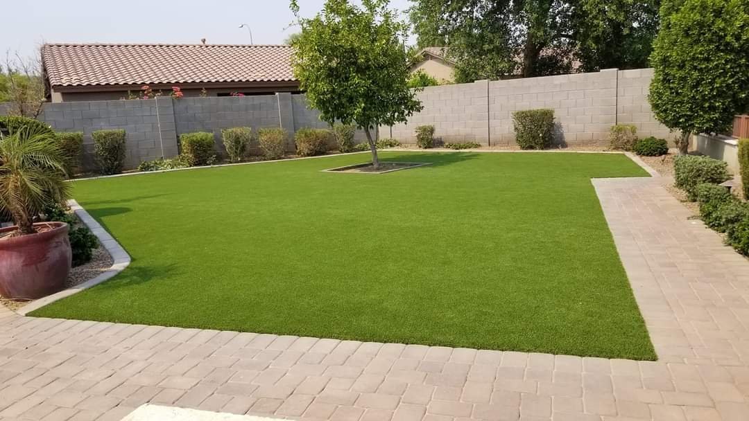 This artificial backyard turf stays aesthetically pleasing year-round.